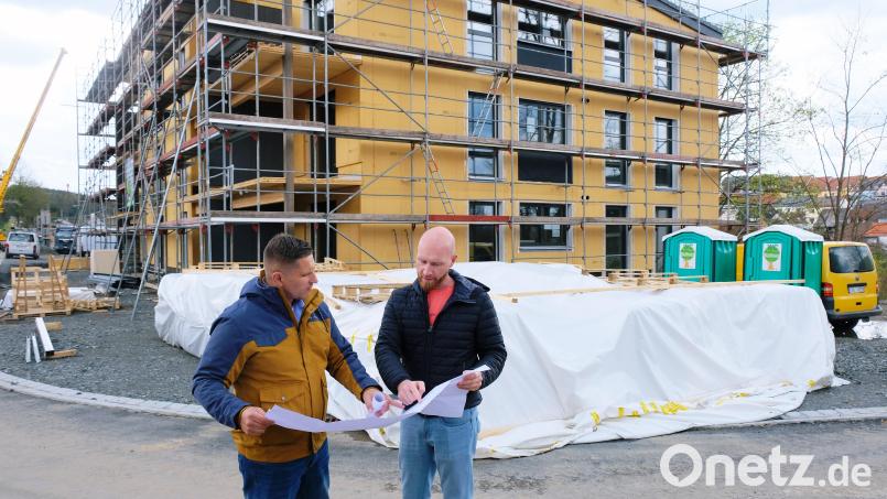 Alles ist im Zeitplan, versichert Michael Dromann dem Bürgermeister. Derzeit entsteht auf dem ehemaligen Bahnhofsgelände die &quot;Residenz I&quot;, ein energieeffizientes Wohnungsbauprojekt im Holzrahmenbau. Mit der Errichtung des zweiten Gebäudes wurde gerade begonnen. Mit der Fertigstellung des gesamten Wohnparks rechnet der Bauherr bis Ende 2023. Bild: do