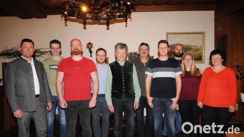 Bürgermeister Rainer Rewitzer (links) freut sich über die erfolgreiche Vorstandschaft des Vereinskartells mit Vorsitzendem Thomas Wittmann, Stellvertreter Johann Walbrunn, Schriftführer Daniliel Kabitschke (vorne, von links) und Schatzmeisterin Maria Herrmann-Pressl (rechts) und dem Ausschuss mit Valentin Sax, Christoph Müllhofer, Hans Kick, Matthias Gallitzendörfer und Luisa Beigler (hinten, von links). Bild: bey