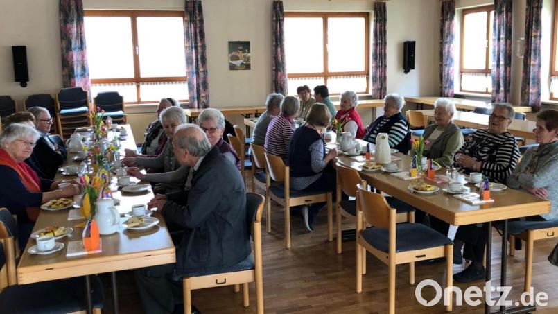 Geselligkeit, Gemeinschaft und Unterhaltung beim Neustart der Seniorentreffen im katholischen Pfarramt in Unterköblitz. Bild: mis