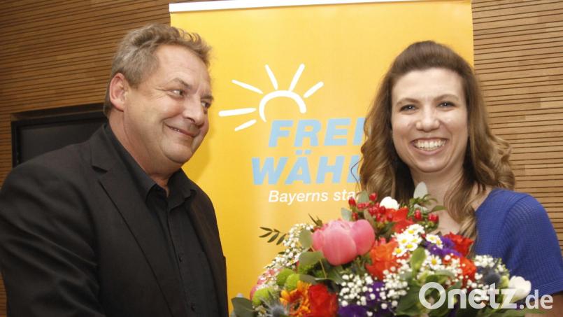 FW-Kreisvorsitzender Dieter Jäger (links) gratulierte der neuen Kreisvorsitzenden der "Jungen Freien Wähler", Verena Obermeier, mit einem Blumenstrauß. Bild: Hirsch
