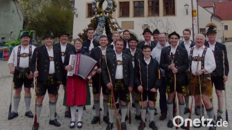 Der Kastler Trachtenverein „Sechs Lilien Kastl“ stellte heuer nach zwei Jahren Pandemiepause am Kastler Marktplatz am Vorabend des 1. Mai wieder einen Maibaum auf. Bild: jp