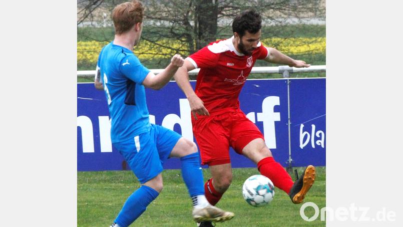 Der SC Ettmannsdorf II gewann das Verfolgerduell der Kreisliga West gegen den TV Nabburg mit 3:1. Die Szene zeigt den Nabburger Patrick Greindl (rechts) im Zweikampf mit dem Ettmannsdorfer Gabriel Süß. Bild: Hirsch