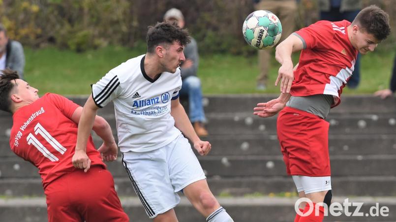 Die Vohenstraußer Daniel Bergmann (links) und Christoph Rewitzer (rechts) bekämpfen den Schwarzhofener Christian Weiß in der Luft. Die SpVgg Vohenstrauß siegt gegen den SV Schwarzhofen mit 4:2 und darf weiter vom direkten Klassenerhalt träumen. Bild: Büttner, Gerhard