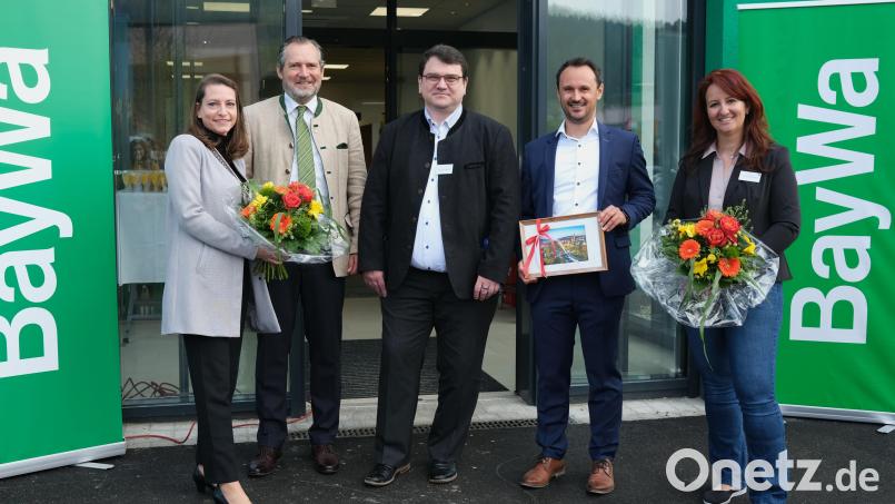 Bianca Music, Frank Zeitler, Johann Brunner, Christoph Rauch und Karin Schneeberger (von links) eröffneten das neue Bürogebäude der Baywa in der Regensburger Straße. Bild: Hirsch