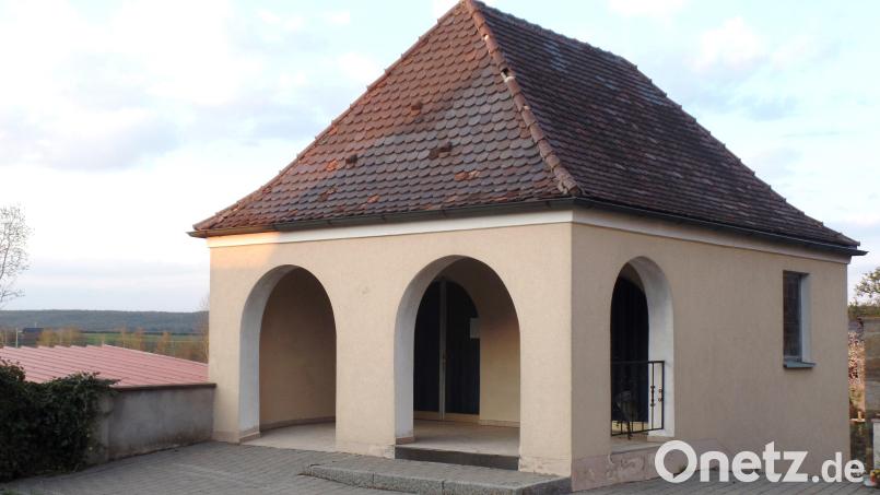 Mit einem Kostenaufwand in Höhe 14 282 Euro ist die Sanierung der Pflasterfläche und Trockenlegung des Leichenhauses auf den gemeindlichen Friedhof in naher Zukunft vorgesehen. Bild: br