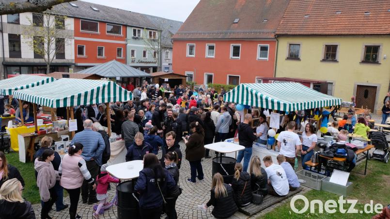 Veranstalter und Fieranten freuen sich über die Besucher – und die sich über das Angebot am Flosser Maimarkt. Bild: le