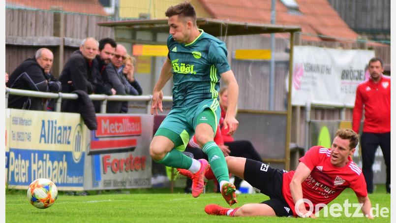 Der SV Mitterteich besiegte am Samstag den BSC Woffenbach mit 3:1. Das Bild zeigt den zweifachen Torschützen Kevin Grünauer (links) im Duell mit Andreas Weißmüller. Bild: Schrems