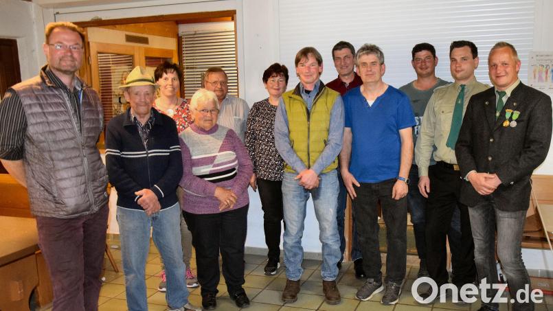 Der Schützenverein D´Lautrachtaler Ransbach wählt einen neuen Vorstand (von links): Bürgermeister Florian Junkes, Christian Hirsch, Helga Inzelsberger, Kunigunde Sperl, Josef Finn, Christa Finn, Stephan Sperl, Georg Inzelsberger, Uwe Braun, Markus Finn, Christoph Finn und Schützenmeister Matthias Sperl. Bild: bö