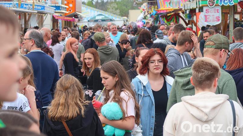 Rekordverdächtig ist der Besuch beim Weidener Frühlingsfest. Masken Fehlanzeige. Bild: Kunz
