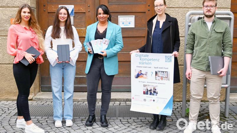 Ein Teil des Teams „Digitale Kompetenz stärken“ (von links): Melissa Baumgartner, Sandra Lindner, Zorka Dotto, Anna Willkommer und Lukas Reindlmeier. Bild: Susanne Schwab, Stadt Amberg/exb