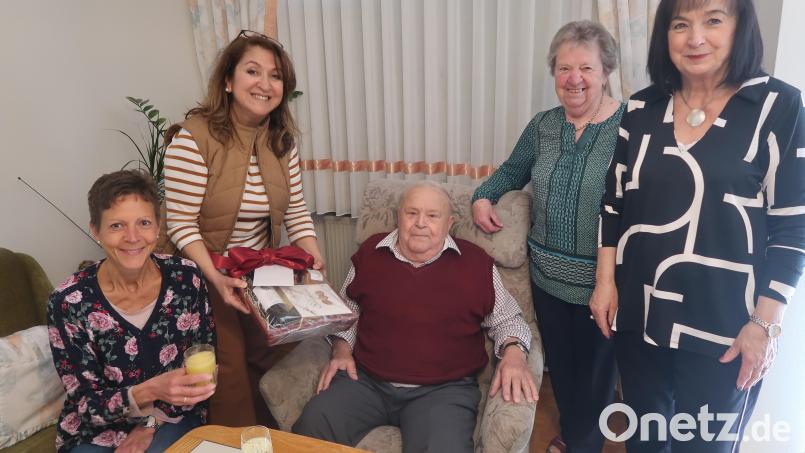 Ludwig Späth nimmt viele Gratulationen zum 90. Geburtstag entgegen. Bild: Kunz