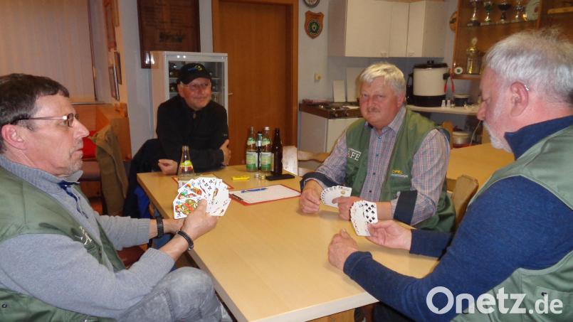 Der harte Kern der Skatspieler, die sich regelmäßig im Reservistenheim treffen, von links Ulrich Knoch, Erhard Zwicknagel, Jacek Fröhlich und Ludwig Dirscherl. Bild: amö