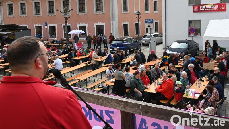 Benjamin Hannes (links), Gewerkschaftssekretär der IG Bergbau, Chemie und Energie, setzte sich auf der DGB-Maikundgebung in Amberg für eine Beendigung des Krieges in der Ukraine ein, aber auch Corona war ein Thema am 1. Mai. Bild: gf