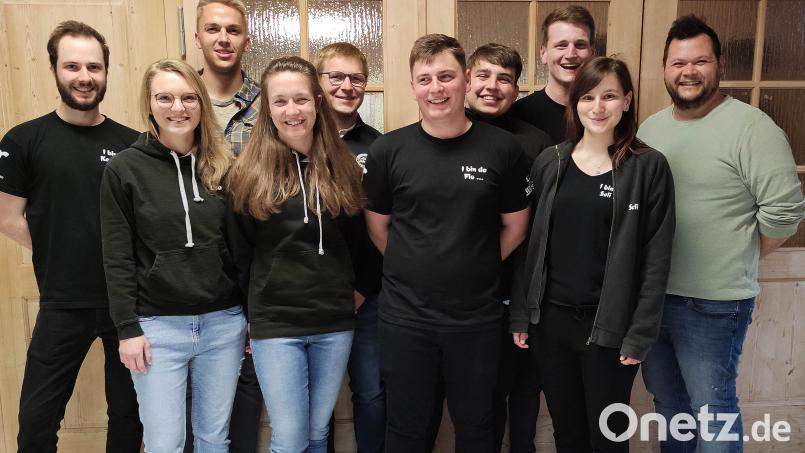 Führungswechsel bei den Kirwaleit in Illschwang; neuer Vorsitzender ist Philipp Sellner (Dritter von rechts) und neuer Zweiter Vorsitzender Florian Graf (Fünfter von rechts). Bild: no