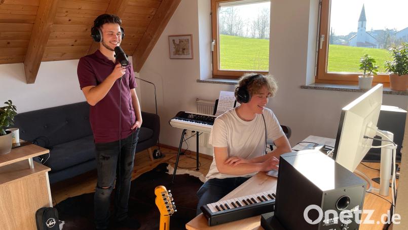 Jonas Frenzel und Tim Feiler haben sichtlich Spaß bei ihren Aufnahmen im Studio. Bild: Antonia Frenzel/exb