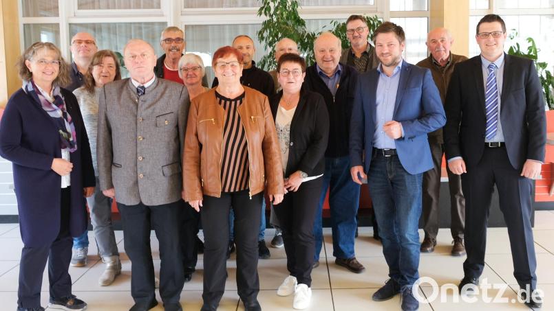 Der VdK-Ortsverband Schwarzenfeld hat seine Vorstandschaft neu gewählt. Vorsitzende ist Edda Ströll (vorne Mitte). Mit auf dem Bild sind die restliche Vorstandschaft sowie Kreisgeschäftsführer Bernd Steinkirchner (rechts) und Ehrengäste. Bild: Bäumler/exb
