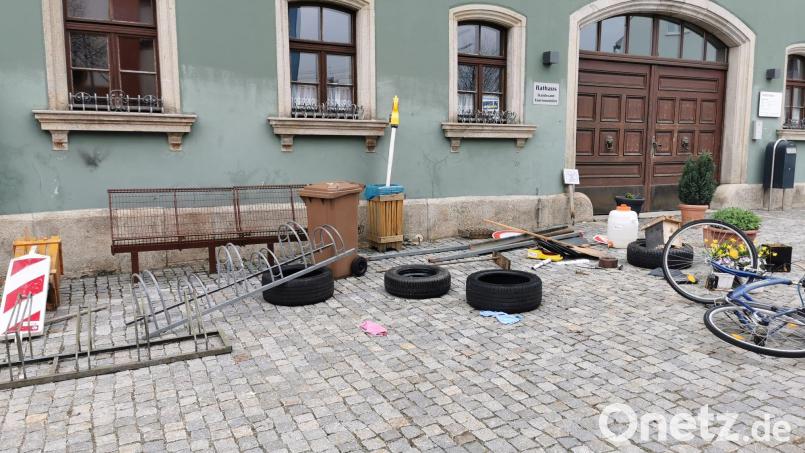 Die Brauchtumsdiebe legten am Rathaus verschiedene Gegenstände ab. Bild: gz