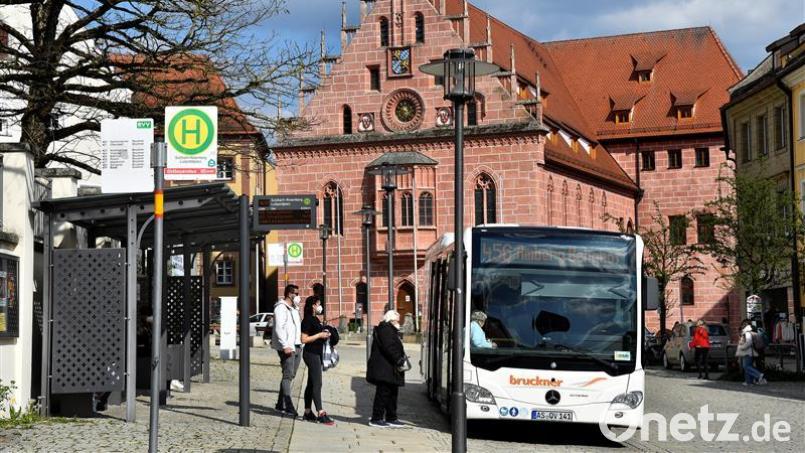 Ein Bus steht an einer Haltestelle in Sulzbach-Rosenberg, aktuell mit einer geringen Auslastung an Fahrgästen, auch coronabedingt. Kommt es durch das 9-Euro-Ticket zu einer Überlastung in den Sommermonaten? Archivbild: Petra Hartl