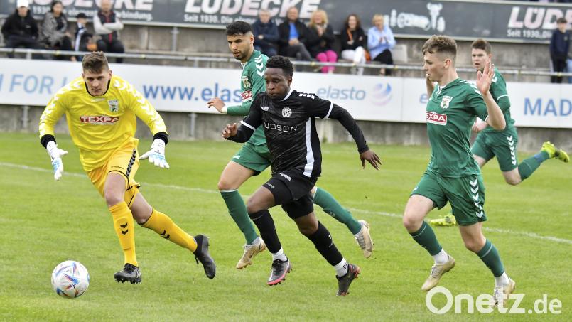 Mit der Einwechslung von Kevin Amaizo (dunkles Trikot) probierten die Gebenbacher noch einmal alles, um doch noch zu ihrem Heimsieg zu kommen. In dieser Szene versucht er Torhüter Leon Zwickl (links) zu umspielen. Bild: Hubert Ziegler