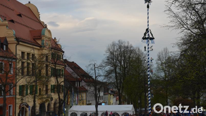 Heuer gibt es erstmals wieder einen Maibaum, gleich neben dem Rathaus. Das Fest um den blau-weißen Frühlingsboten wurde bestens besucht. Bild: dob