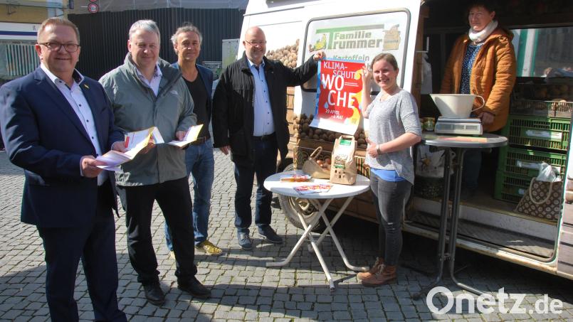 Auf dem Amberger Wochenmarkt gaben Bürgermeister Martin Preuß, Landrat Richard Reisinger, Klimaschutzkoordinator Joachim Scheid, Norbert Peter vom ZEN und Klimaschutzmanagerin Corinna Loewert (von links) den Startschuss zur Klimaschutzwoche. Bild: gsp