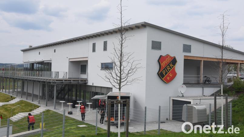 Wieder stimmt etwas nicht. Bürgermeister Dietmar Schaller zitiert die Planer zur Bestandsaufnahme in den Sportpark. Bild: fz