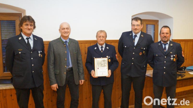 Helmut Schmid wurde zum Ehrenmitglied ernannt. Unser Bild zeigt den Geehrten (Mitte) zusammen mit (von links) zweiten Vorsitzenden Ewald Zimmermann, Bürgermeister Walter Schauer, zweiten Kommandanten Thomas Eiber und ersten Vorsitzenden Daniel Zitzmann. Bild: rkp