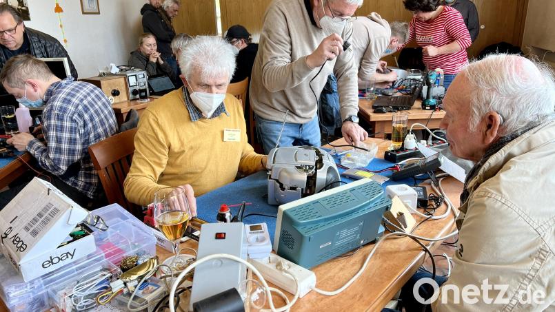 Jo Pirzer (im gelben Pullover), einer der Initiatoren des ersten Weidener Repair-Cafés, war den ganzen Nachmittag ausgebucht. Das Basteln an defekten Kassettenrekordern oder Weltempfängern ist für Leute wie ihn keine Last, sondern reinste Lust. Bild: Eichl