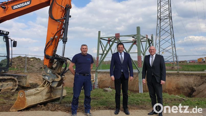Tilo Küttner (Bayernwerk), MdL Martin Schöffel und Oberbürgermeister Oliver Weigel auf der Baustelle im Ortsteil Lorenzreuth. Bild: Stadt Marktredwitz/exb