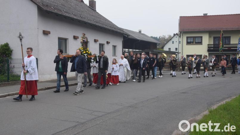 Auf den Schultern wird die Statue des Heiligen Josef beim Kirchenzug in Bechtsrieth zum Gotteshaus getragen. Bild: fz