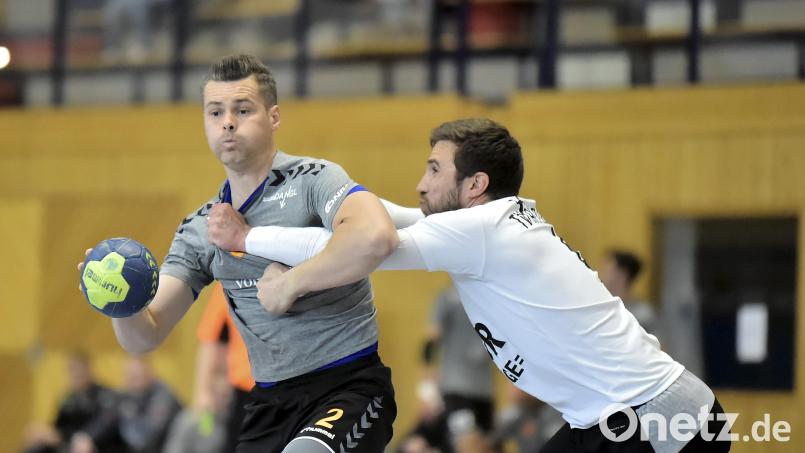 Marek Nachtman (links) von der HG Amberg war im Heimspiel gegen den TV Altdorf mit sieben Treffern bester Amberger Werfer. In dieser Szene wird er von Patrick Pechtl (rechts) hart am Kreis attackiert. Bild: Hubert Ziegler