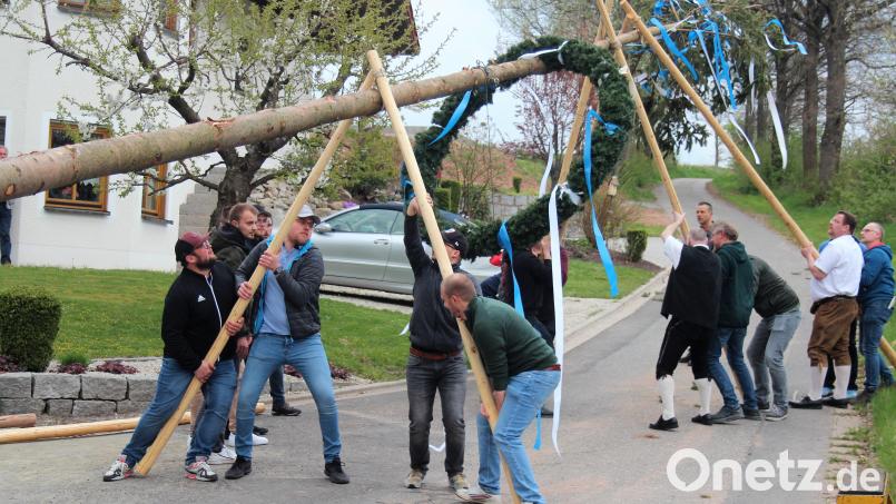 In Kuchenreuth waren starke Männer gefragt. Bild: stg