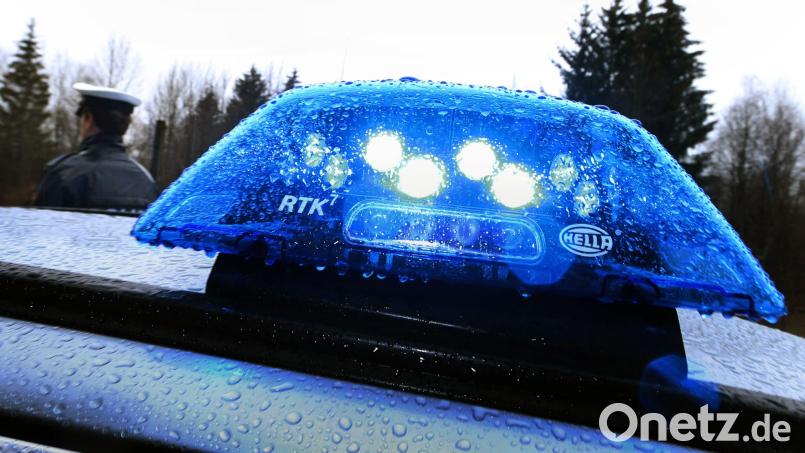 Ein Blaulicht leuchtet auf dem Dach eines Streifenwagens der Polizei. Symbolbild: Karl-Josef Hildenbrand/dpa/Symbolbild
