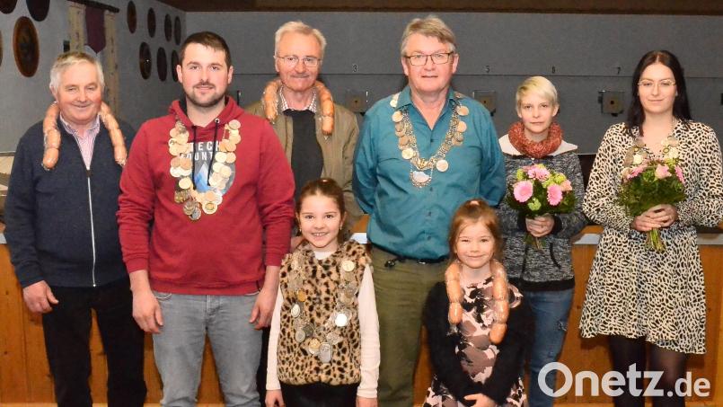 Als Könige, Liesln und Vizekönige gehen beim Pfrentscher Schützenverein (von links) Franz Wildenauer, Florian Kleber, Hans Grötsch, Annabell Höreth, Klaus Grundler, Kathleen Höreth, Bianca Hölzl und Luisa Wittmann durch das Vereinsjahr. Bild: fjo