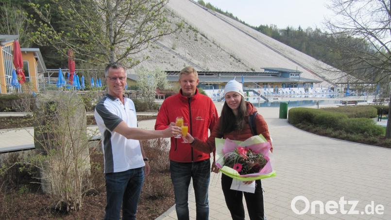 Bürgermeister Hermann Falk (links) begrüßt mit Bäderleiter Andreas Gebhardt als erste Besucherin in dieser Saison Nicole Ott im Hirschauer Freibad. Bild: fg