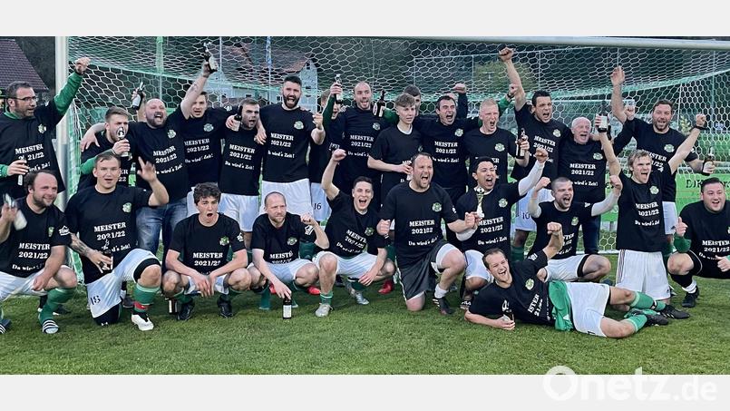 Jubel nach dem 7:0-Sieg gegen den SV Schmidmühlen: Die DJK Ammerthal II ist Meister der A-Klasse Süd und kehrt in die Kreisklasse zurück. Links hinten Trainer Jörg Gottfried. Bild: rba