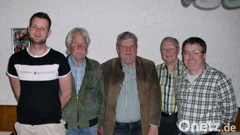 Die Jagdgenossenschaft Schnaittenbach um Jagdvorsteher Georg Hirsch (Mitte) verlängert die Pachtverträge mit (von links) Andreas Weiß, Hans Weiß, Josef Strobl und Wolfgang Schatz für die Reviere Schnaittenbach West und Schnaittenbach Ost um weitere neun Jahre. Bild: sh