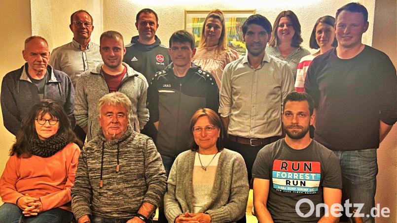 Sie leiten die nächsten zwei Jahre den Sportverein Kohlberg-Röthenbach: Norbert Merkel als Vorsitzender, Bernhard Lindner und Susanne Welzl als 2. und 3. Vorstand (hintere Reihe von links) und die restlichen Mitglieder des Führungsteams. Bild: jml