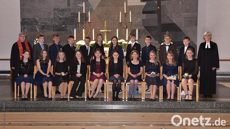 Pfarrerin Ulrike Häberlein (rechts) und Diakonin Irene Elsner (links) mit der Konfirmandengruppe vom 1. Mai in der Christuskirche. Bild: Fotohaus Jäger/exb