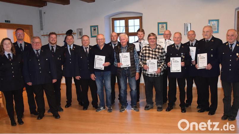 Bei der Feuerwehr Hohenburg stehen Wahlen und Ehrungen an. Dazu gratulieren Zweite Vorsitzende Sabrina Schindler, Vorsitzender und Bürgermeister Florian Junkes (von links) und Kreisbrandmeister Alexander Graf (Fünfter von links) Bild: bö