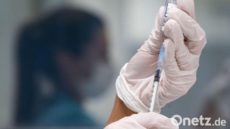 Eine Frau zieht eine Dosis des Corona-Impfstoffes von Biontech/Pfizer auf. Bild: Marijan Murat/dpa