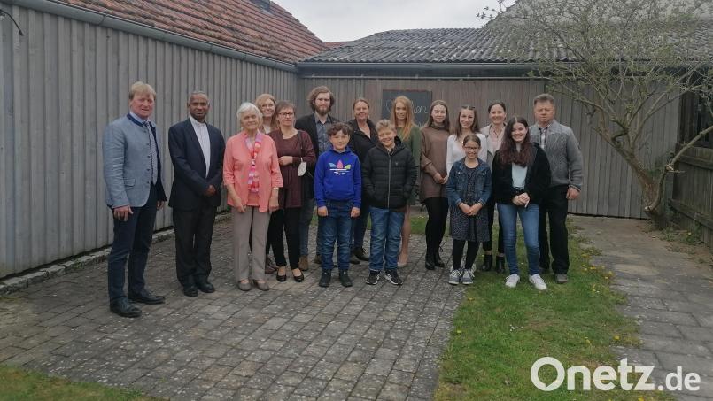 Bürgermeister Markus Schiesl, Pfarrer Johnson Varakaparambil Joseph (von links) sowie Kinder, Enkel und Urenkel gratulierten Maria Wilholm (Dritte von links) zum 90. Geburtstag. Bild: Haberl/exb