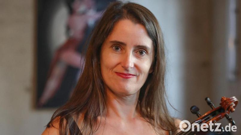 Susanne Hofmann tritt mit dem Klaviertrio „TRIOnfal“ auf. Bild:  Viktoria Kühne/exb