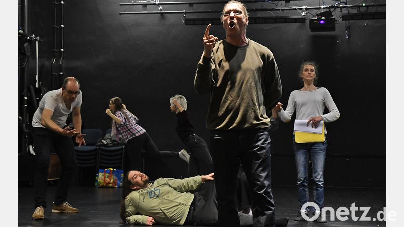 AMsemble steht gerade mitten in der heißen Probenphase für seine Collage, in der sich das Ensemble mit dem Stück "Amberger Blut" kritisch auseinandersetzt. Bild: Petra Hartl