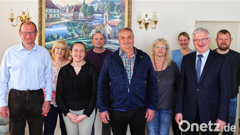 Die Stadt Erbendorf verabschiedete Bauamtsleiter Dieter Döppl (Fünfter von links) aus dem aktiven Dienst. Mit auf dem Bild die Mitarbeiter der Stadtverwaltung mit Bürgermeister Johannes Reger (Zweiter von rechts), Technischer Angestellter Markus Meyer (rechts) und Verwaltungsrat Hubert Wojtenek (links). Bild: njn
