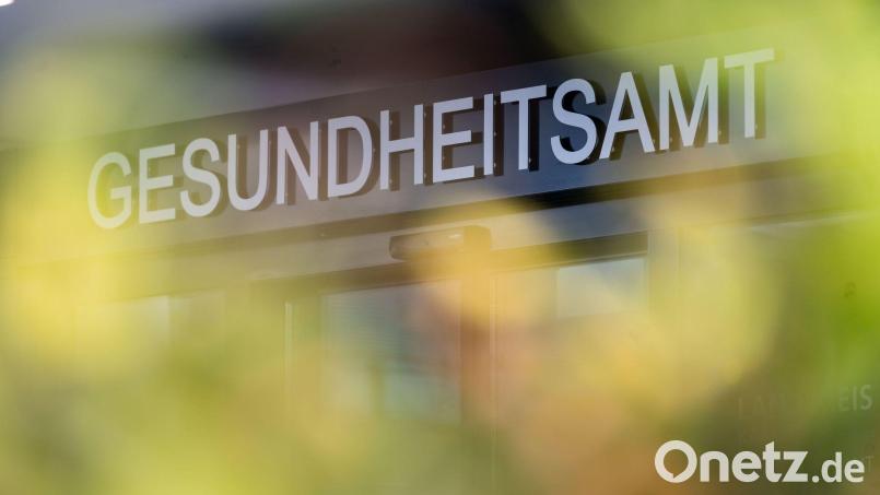 Der Eingang zu einem Gesundheitsamt. Bild: Marijan Murat/dpa/Symbolbild