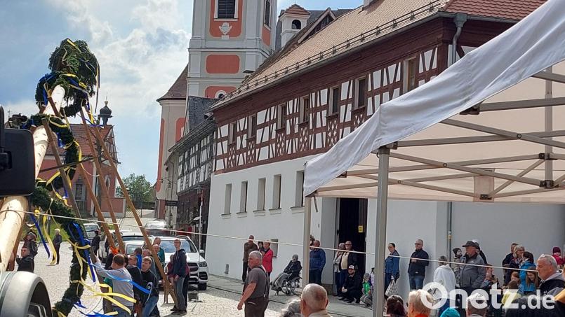Beim Maibaum-Aufstellen in Bad Neualbenreuth waren viele Helfer gefragt. Bild: Gäste-Info Bad Neualbenreuth/exb