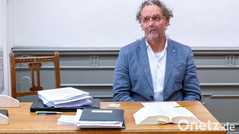 Der angeklagte Arzt beim Prozessbeginn im Amtsgericht Passau. Bild: Armin Weigel/dpa