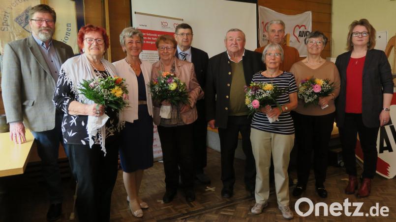 AWO-Bezirksvorsitzender Bernhard Feuerecker (links), Kreisvorsitzende Ulrike Roidl (Dritte von links) und Geschäftsführerin Daniela Friedrich (rechts) ehrten Anna Sippl, Karin und Wilfried Neuber, Josef Faderl, Karin Flierl, Norbert Süß und Ingrid Hirsch (von links) für ihre Verdienste um die Arbeiterwohlfahrt. Bild: Hirsch