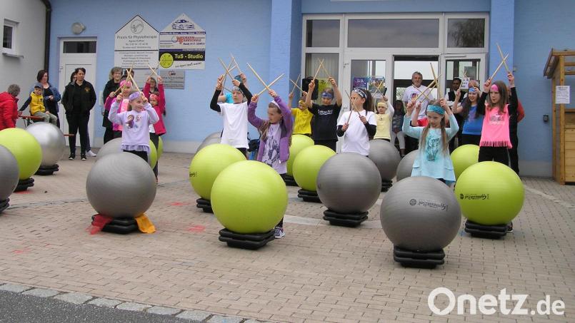 Beim Maibaumaufstellen in Neusorg begeisterten die TuS-Mädchen mit einer Aufführung. Bild: öt
